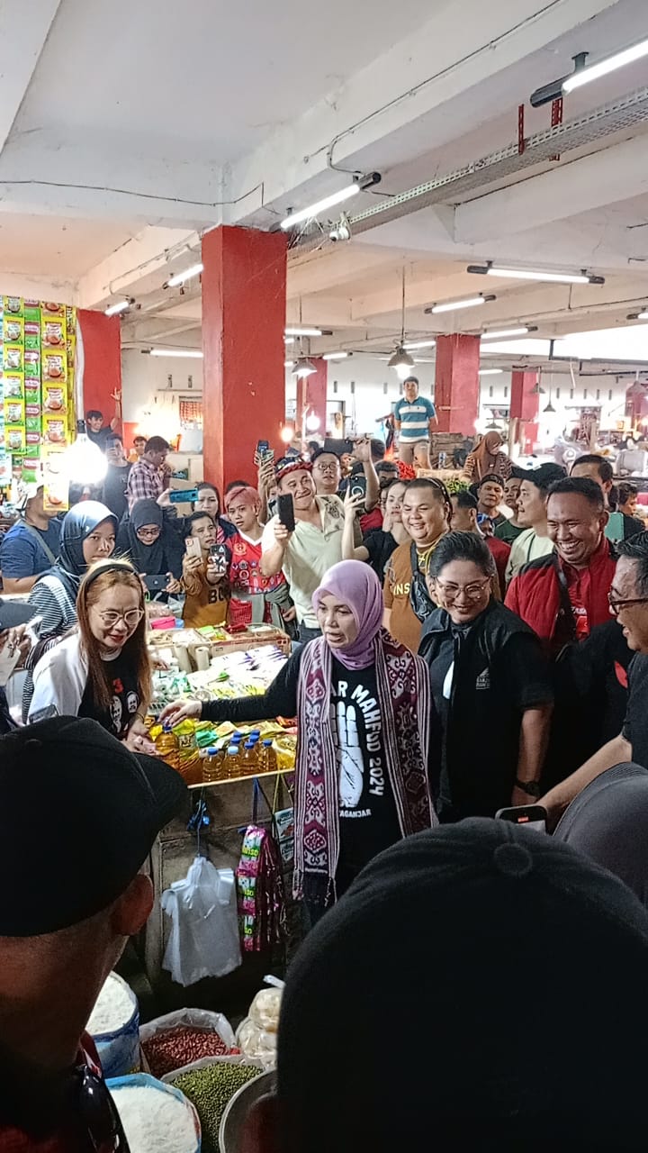 Blusukan di Manado, Istri Ganjar Pranowo Disambut Hangat Pedagang Pasar Bersehati