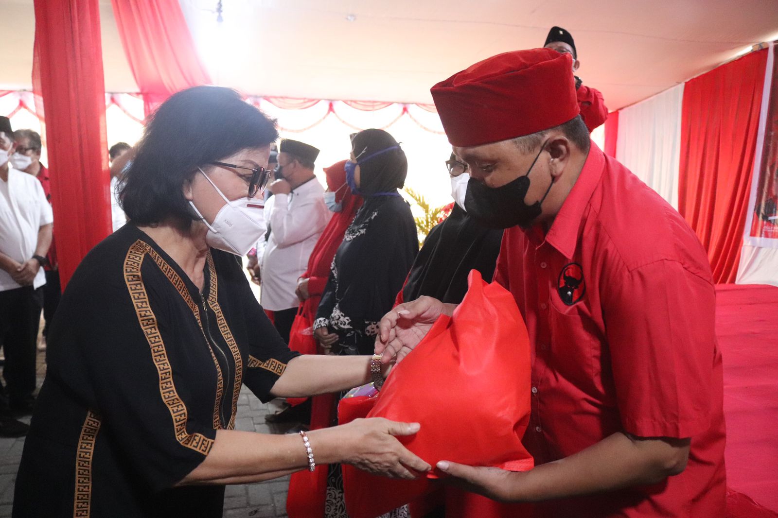 Dondokambey 'Larut' Dalam Baksos PDIP Sulut di Mesjid Berusia 2 Abad