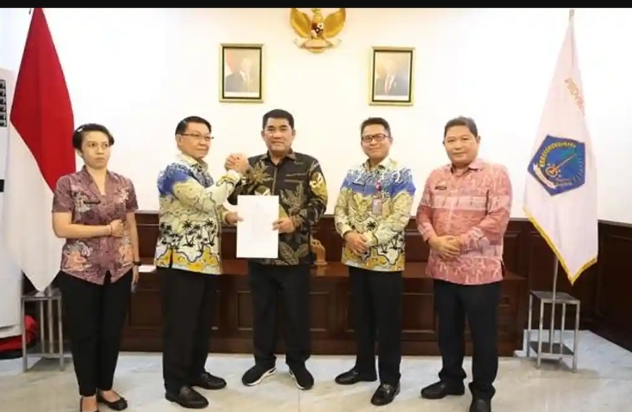 Jabatan Plh Sekprov Pemprov Sulut Berganti, Gubernur Yulius Serahkan Kepemimpinan dari Tahlis Gallang ke Denny Mangala