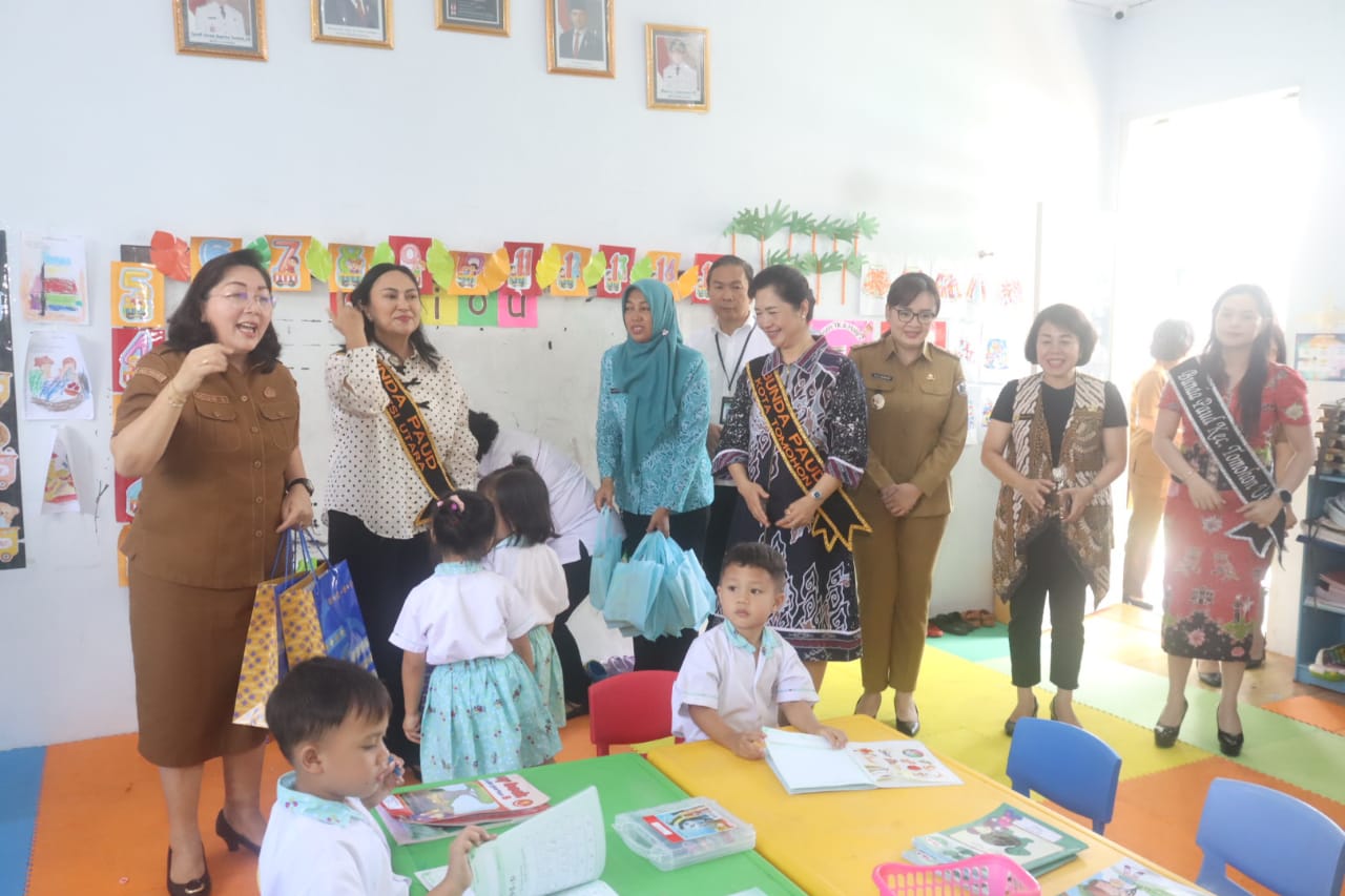 Bunda PAUD Sulut Kunjungi PAUD Happy Holy Kids Tomohon dan Bagikan Perlengkapan Sekolah Gratis