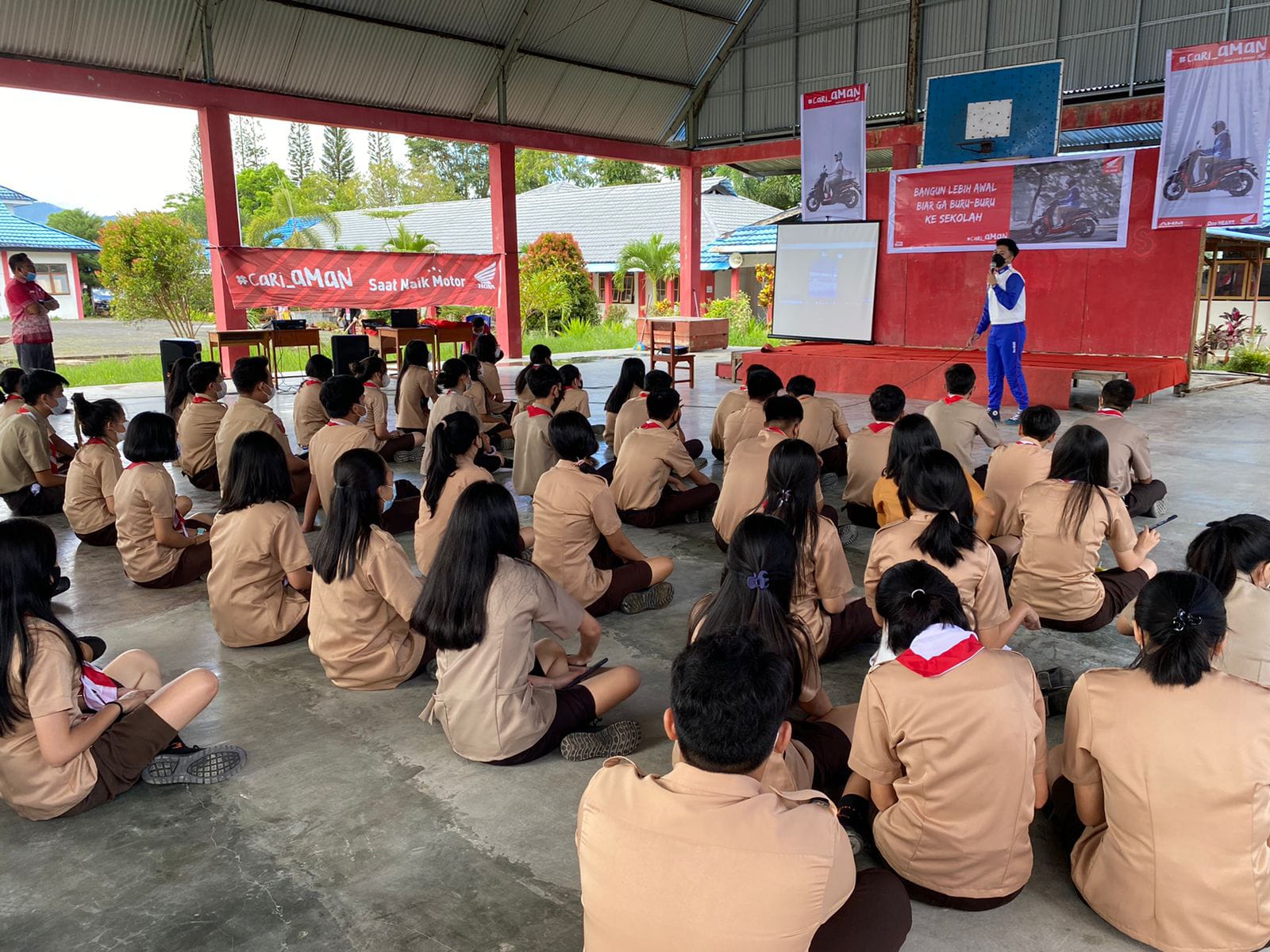 DAW Ajak Pelajar SMA N 3 Tondano #Cari_Aman di Jalan Raya
