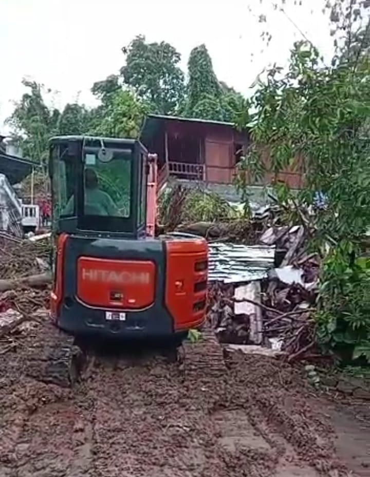 Rumah Kena Longsor Tanah di Paal II Dikeruk
