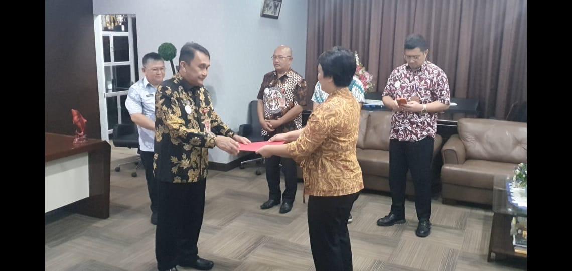 Diserahkan Sekot Lakat, Mongkau Plt Kabag Kerjasama Pemkot Manado 