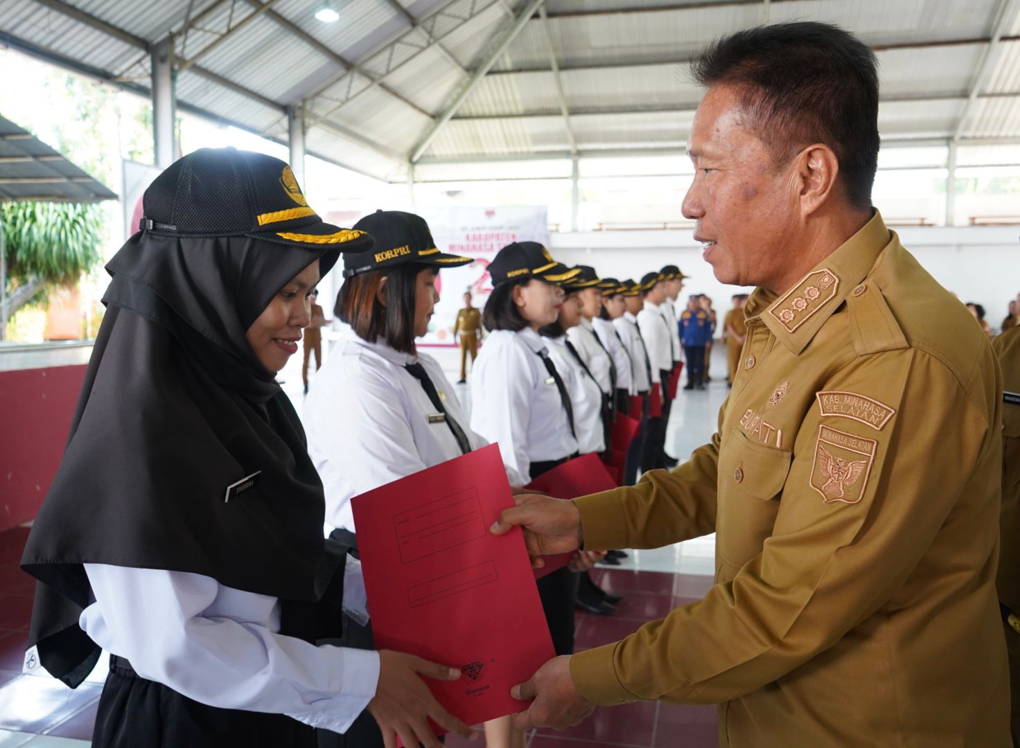 Bupati Minsel Serahkan STTP Latsar CPNS Angkatan I Tahun 2023