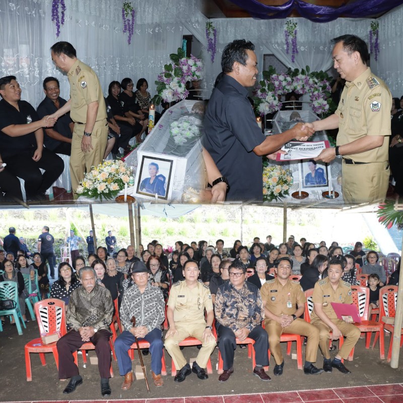 Walikota Tomohon Caroll Senduk Melayat di Rumah Duka Keluarga Besar Lasut Pungus