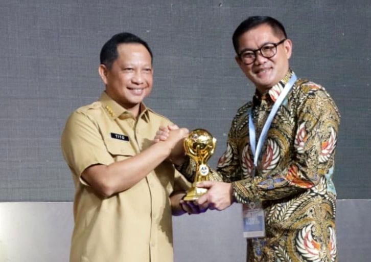 Capai 99,11% Cakupan UHC JKN, Bupati Minut Terima Penghargaan