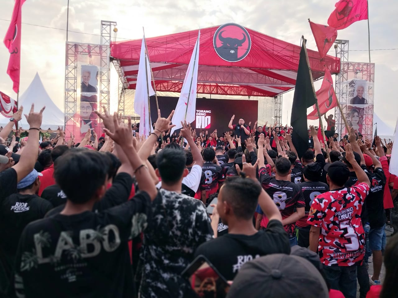 Rio Dondokambey Bakar Semangat Kader dan Simpatisan PDIP di Dapil Wanea-Wenang