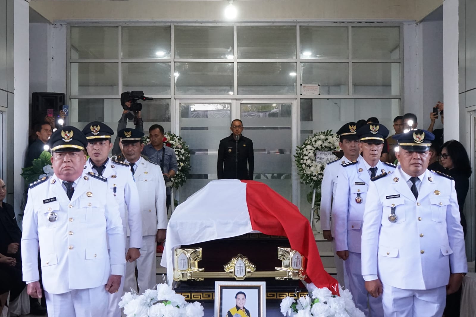 ROR-RD dan Jajaran Pemkab Minahasa Lepas Jenazah Alm. Stevanus Vreeke Runtu