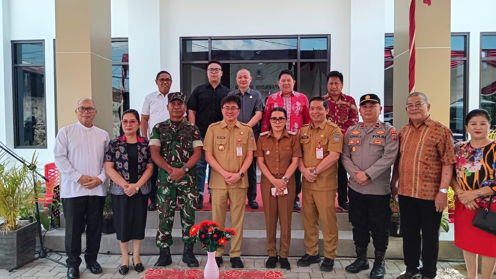 Bagian Pusat Pelayanan Baru, Kantor Kecamatan Mapenget Diresmikan Walikota Andrei