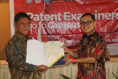 Rektor Unsrat Terima Hak Paten Dari Kemenkumham di Bidang Invensi