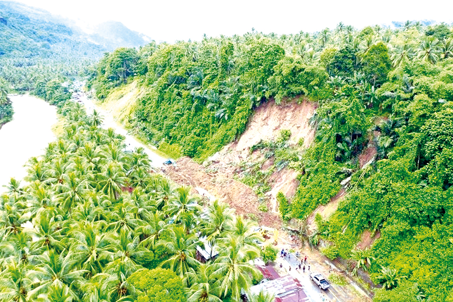 Akses Jalan Nasional AKD di Komangaan Tertutup Longsor