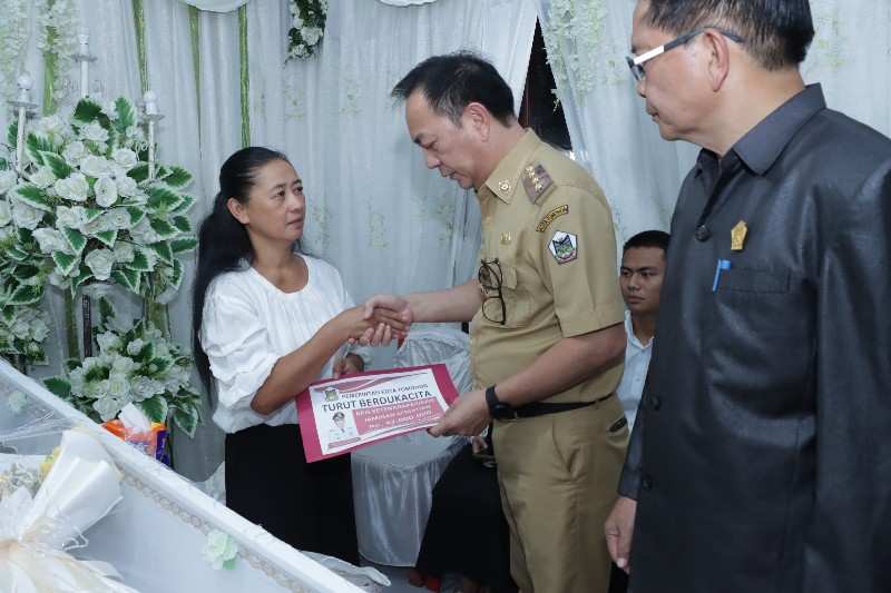 Walikota Tomohon Melayat ke Rumah Duka Keluarga Pandey-Taau
