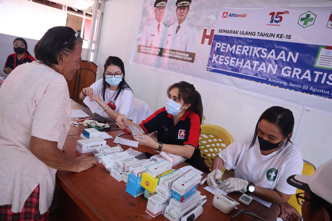 Semarak Ulang Tahun ke 15, Alfamidi Gelar Pengobatan Gratis Bagi Pengungsi di Minahasa Selatan