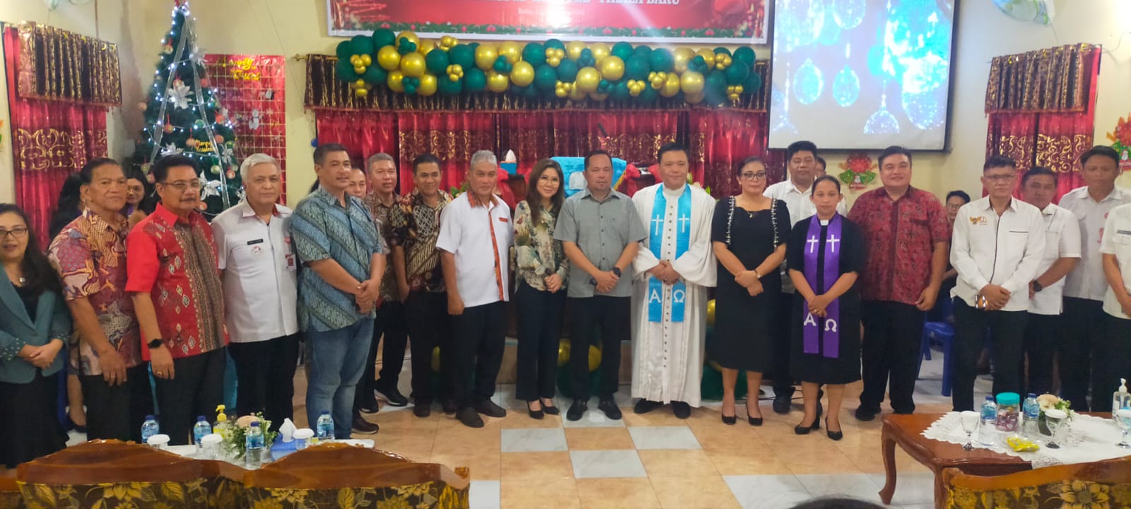 Wawali dan Sekretaris TP-PKK Manado di Safari Natal Bersama Jemaat KGPM Imanuel TikBar 