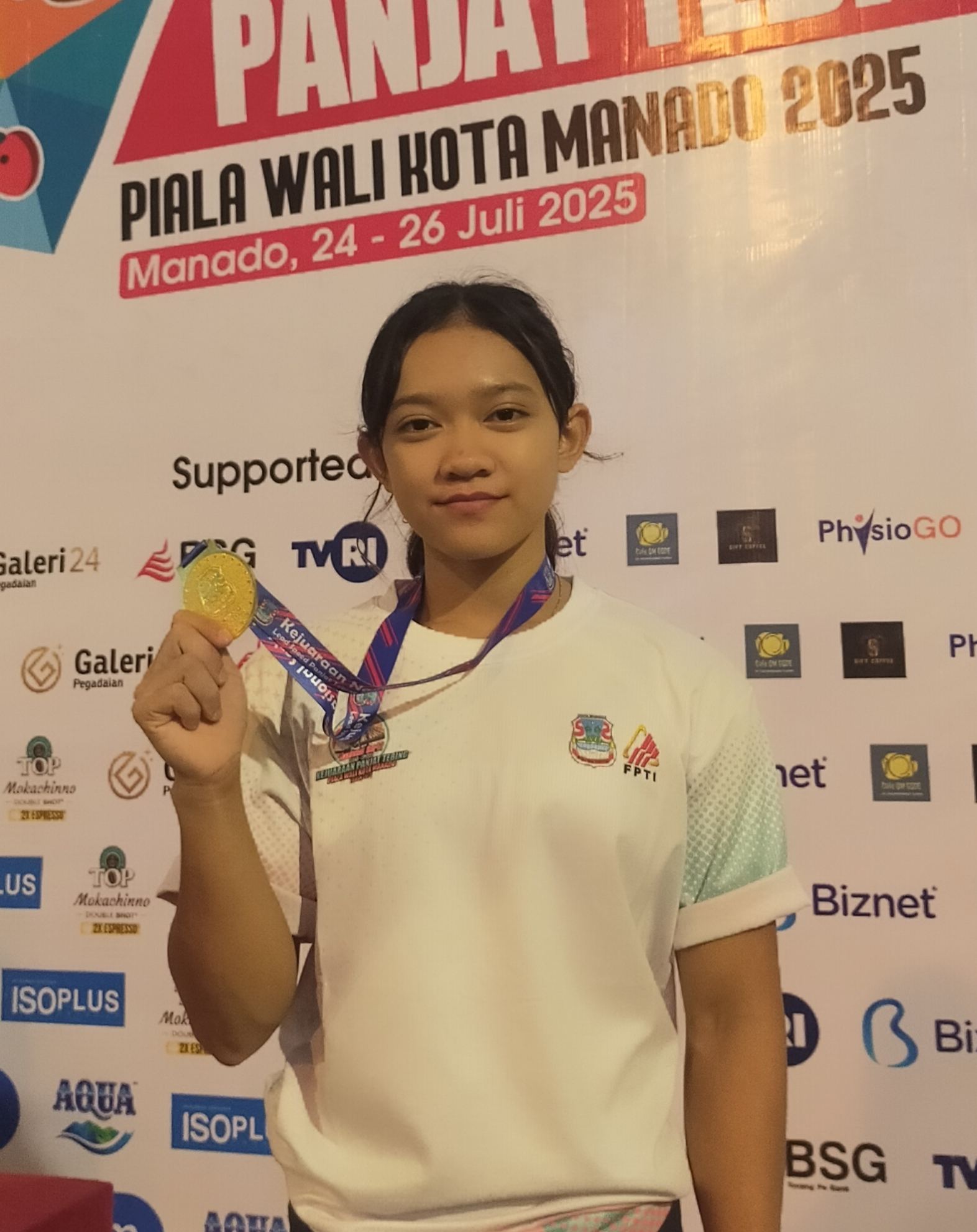 Momen Juara Panjat Tebing Manado Ini Tepat di Ultah ke-16, Ternyata Peraih 3 Emas PON 