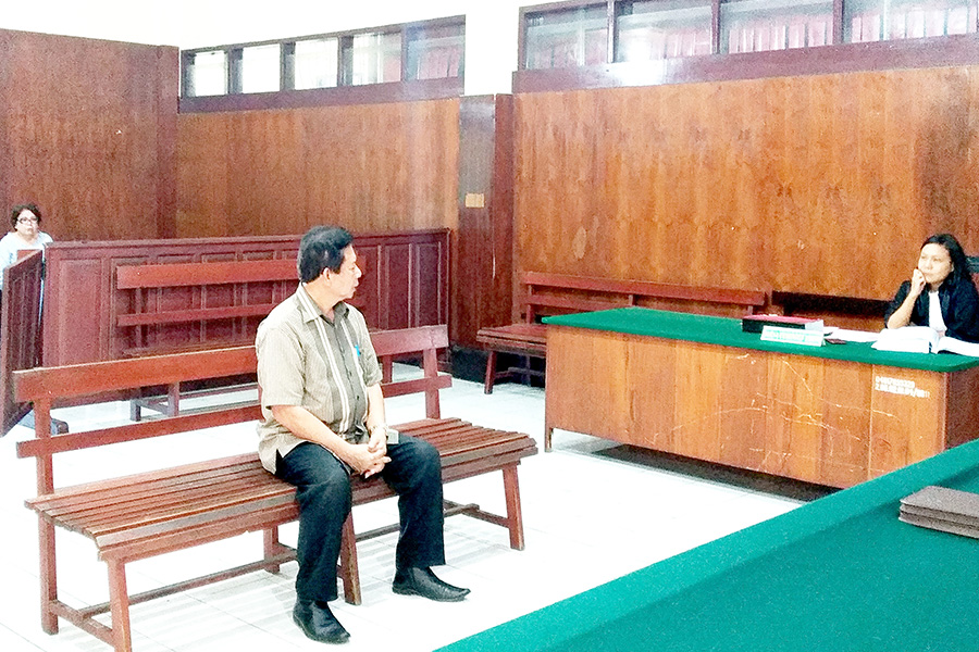 Eks Bupati Minut �Dikuliti� Majelis Hakim