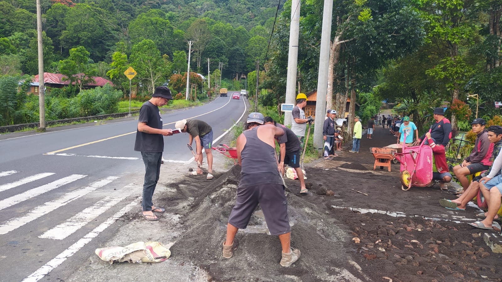 Benahi Jalan Pemukiman, Pemdes Noongan Bangun Jalan Paving Sepanjang 50 Meter