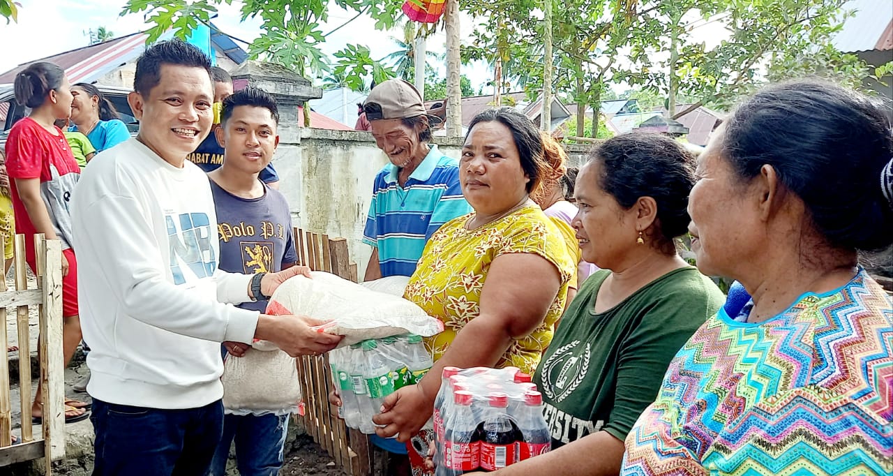 Peduli, AMPI Talaud Serahkan Bantuan Warga Terkena Abrasi
