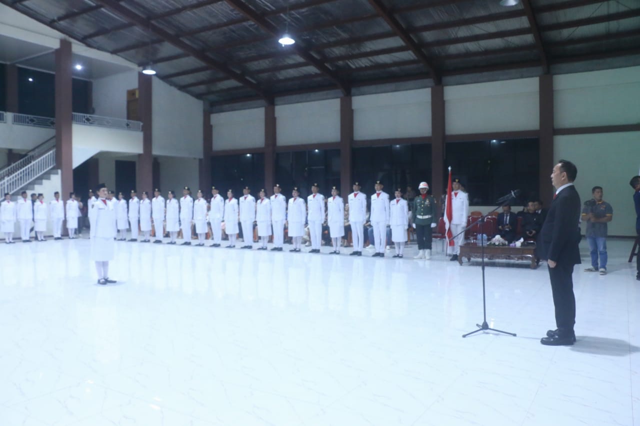 Wali Kota Caroll Kukuhkan Pasukan Pengibar Bendera Pusaka Tahun 2025