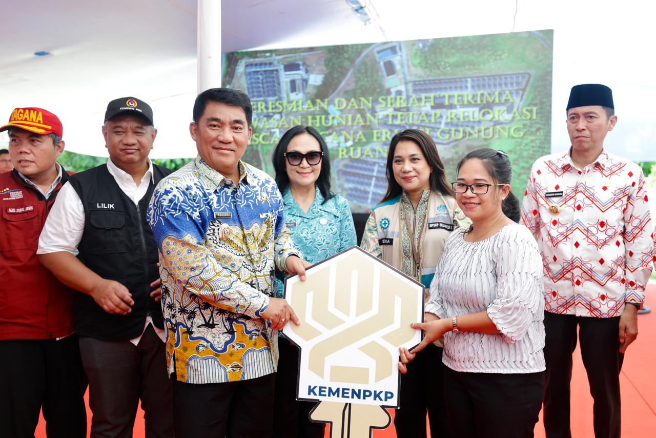 Gubernur Sulut di Bolsel Serahkan Kunci Rumah ke Warga Terdampak Bencana Gunung Ruang Sitaro