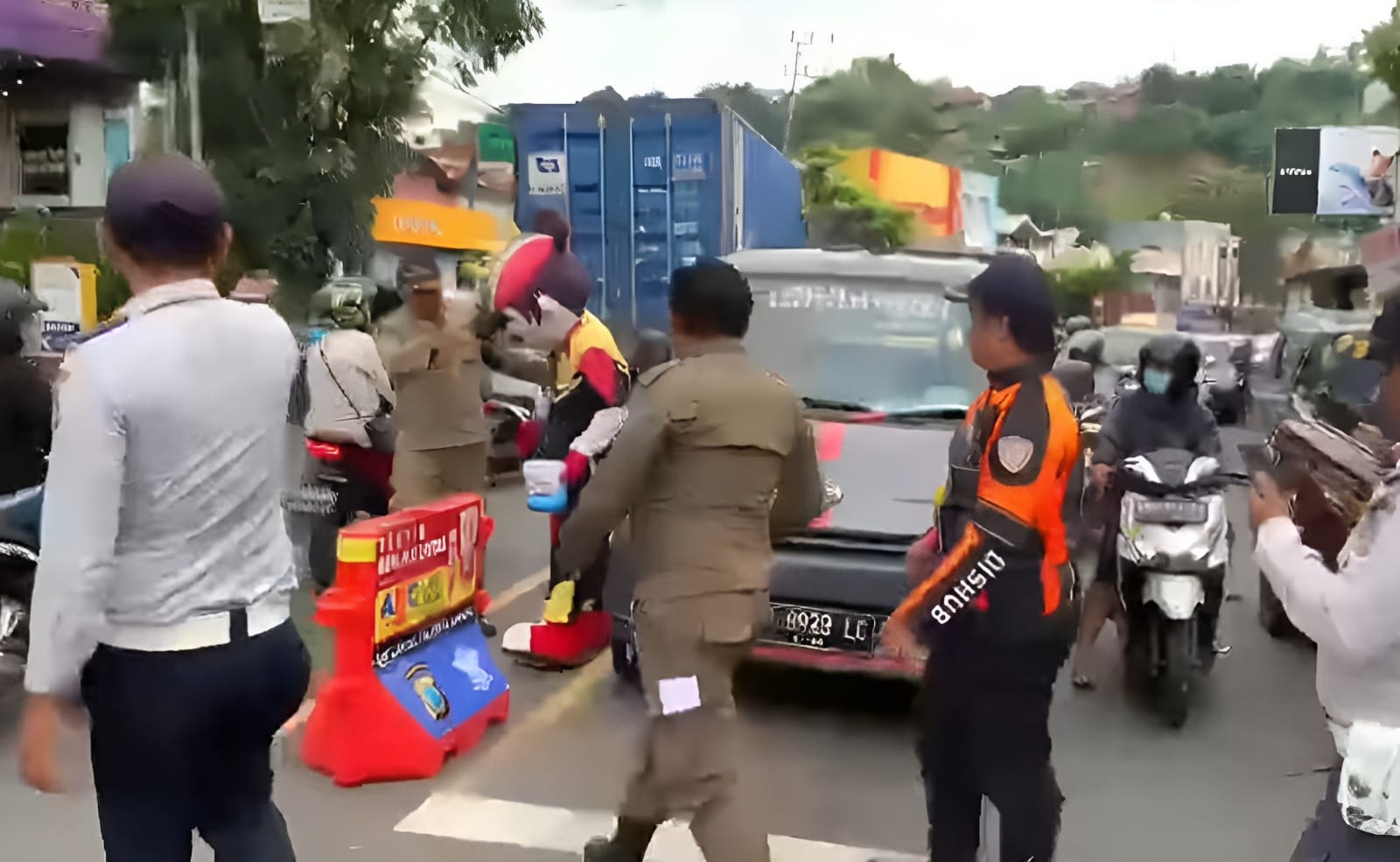 Pol-PP Tertibkan Badut di Jalan Ramai, Kasat Jelaskan Begini