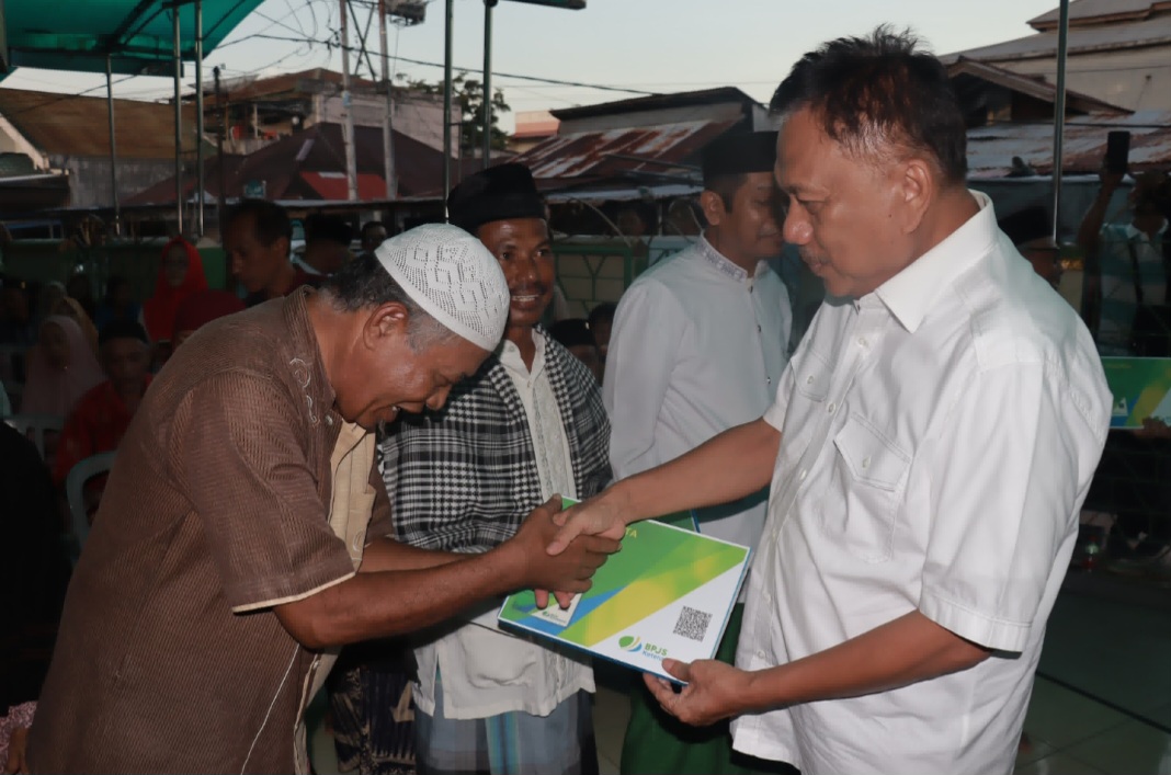 Buka Puasa Bersama di Masjid Ar Rahmah Banjer, Gubernur Olly Beri Santunan 25 juta 