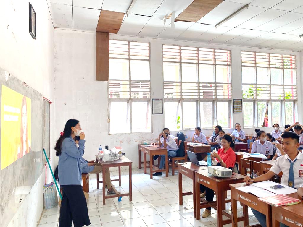Tim PKM UNSRAT Edukasi SMK Negeri 5 Manado