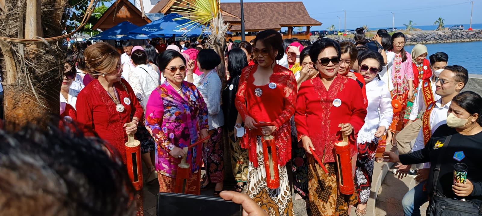 Rita Mantiri-Tangkudung Bawa Dekranasda Kota Bitung di Pembukaan Parade Kebaya Goes to UNESCO