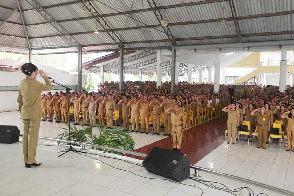 Tetty Pimpin Apel Perdana Pemkab Minsel