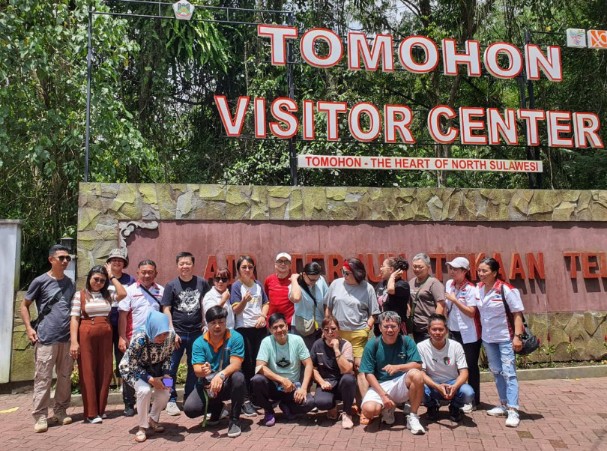 BPPD Tomohon dan Stakeholder Pariwisata Gandeng Influencer Hiking di Air Terjun Tekaan Telu