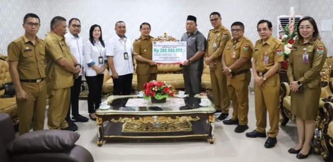 BPJS Ketenagakerjaan Sulut dan Pjs Bupati Mitra Beri Santunan Kecelakaan 
