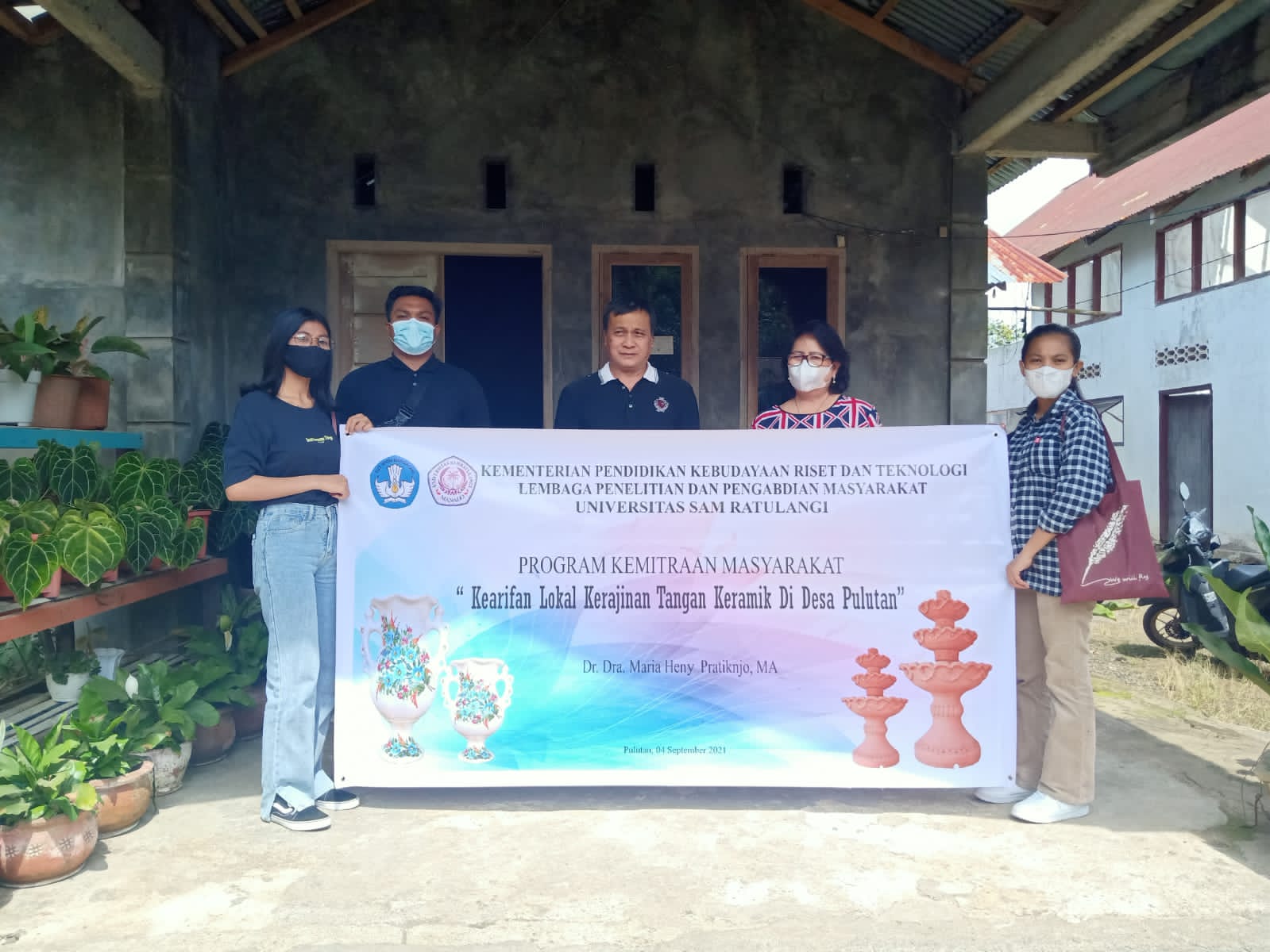 Realisasikan PKM Unsrat, Pratiknjo Angkat Kearifan Lokal Keramik Pulutan