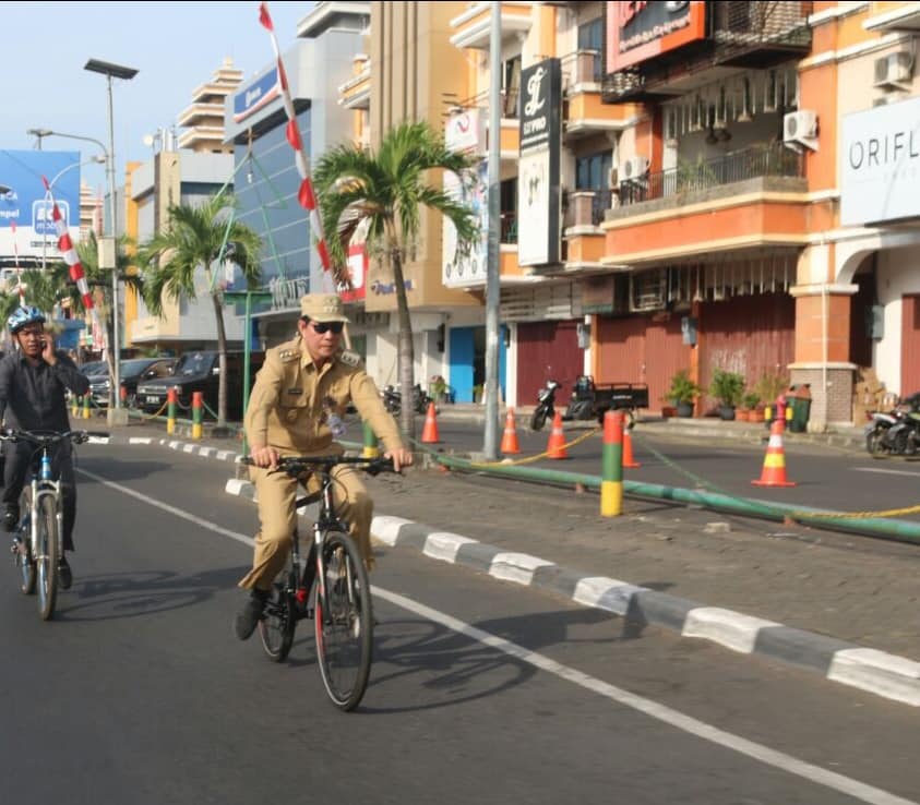 WALIKOTA GSVL �GOWES� KE KANTOR