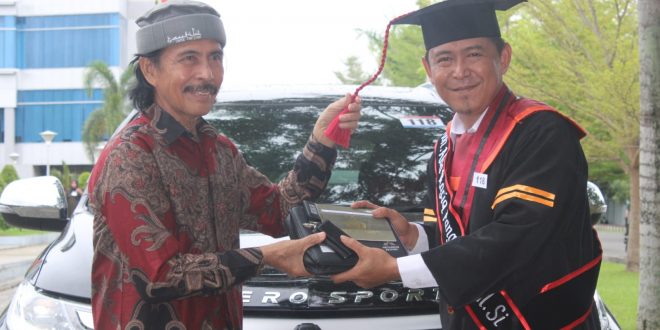 Raih Gelar Magister Sains, Rafiq Pangau Persembahkan Bagi Ibunda