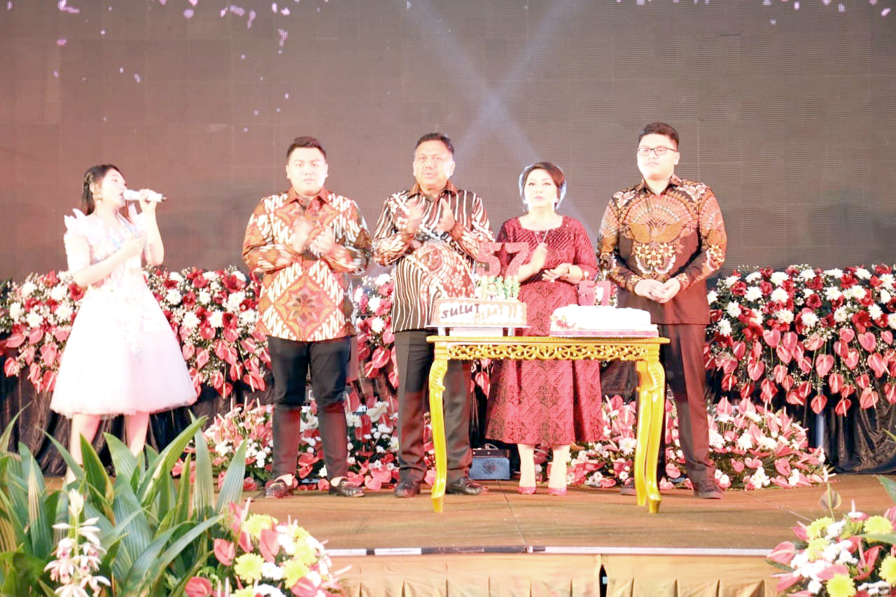 Gubernur Olly Luncurkan Buku �Sang Pembuka Gerbang�