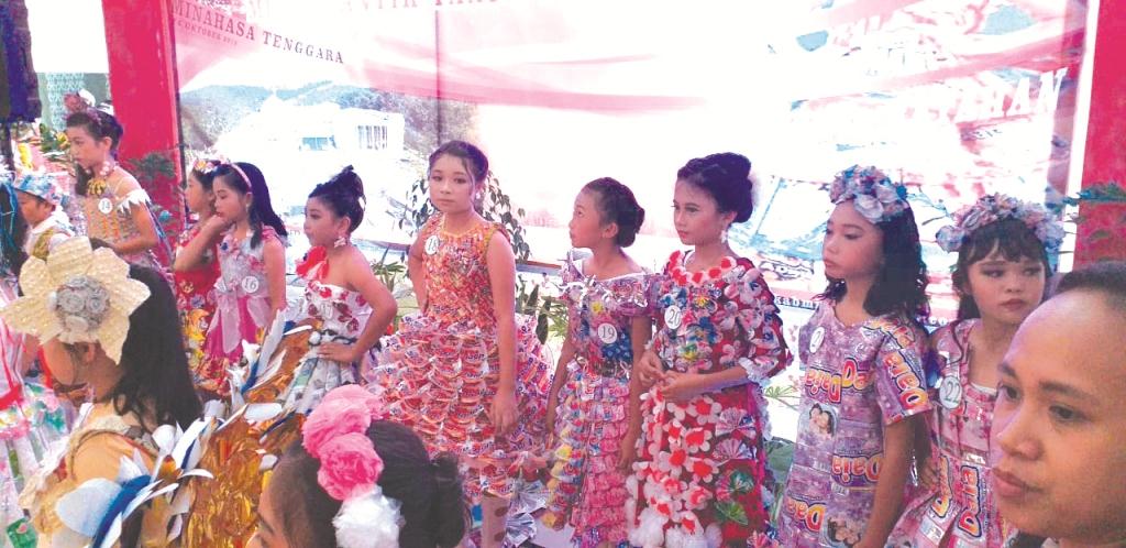 Siswa di Mitra �Sulap� Sampah Jadi Gaun