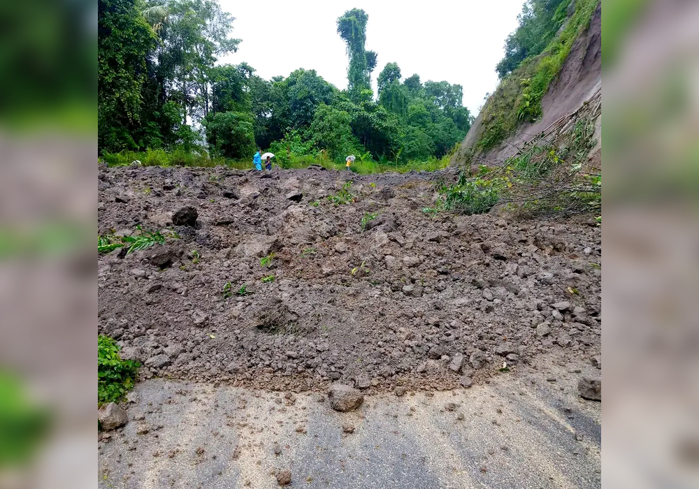 Jalan ke Desa Tangkuney-Timbukar Terputus, Ada Tanah Longsor
