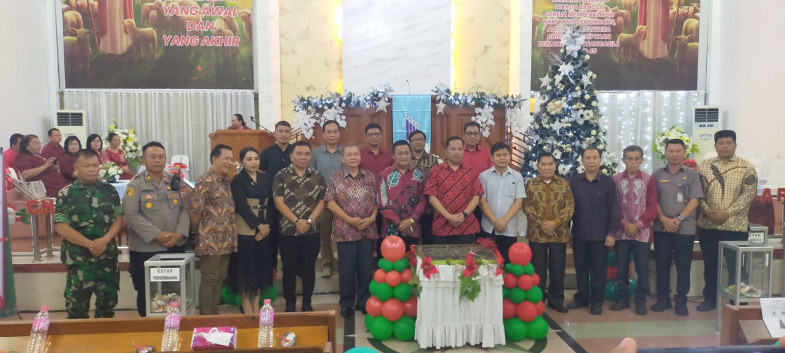 Wawali dan Jajaran Pemkot Manado Ibadah Safari Natal di GMIM Petra SarTum