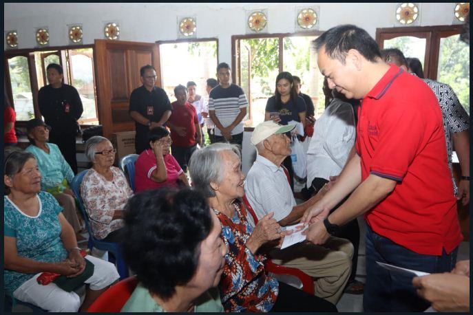 Giliran Lansia Tomohon Barat Terima Bansos