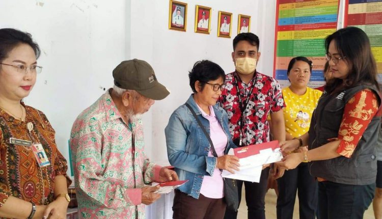 Warga Kurang Mampu Terima KKS