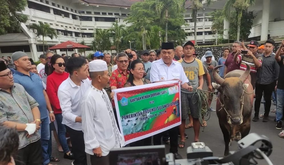 Idul Adha Tahun 2023, Gubernur Olly Serahkan Langsung Hewan Kurban