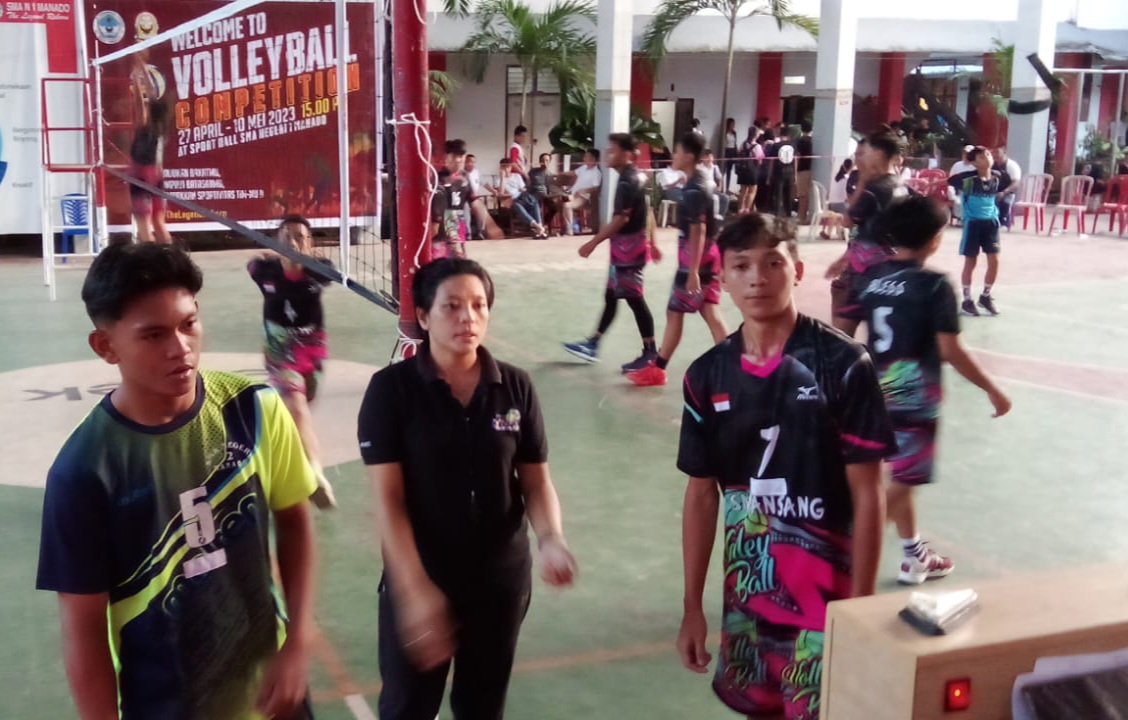 Novriyano Tapah, Sekolah dan Bola Voli Jalan Beriringan