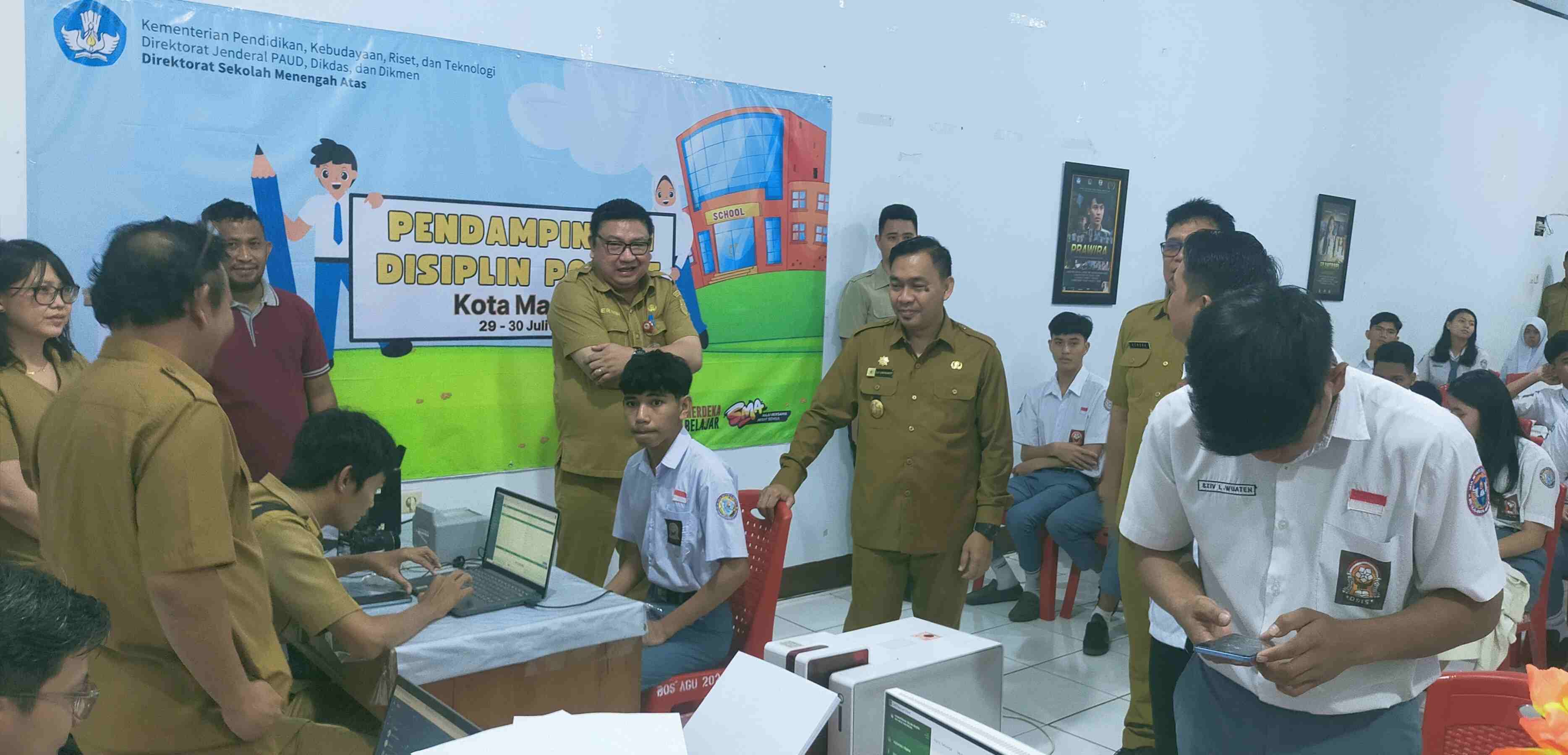 Pjs Walikota Clay Dondokambey Pantau Perekaman KTP di SMAN IX Manado
