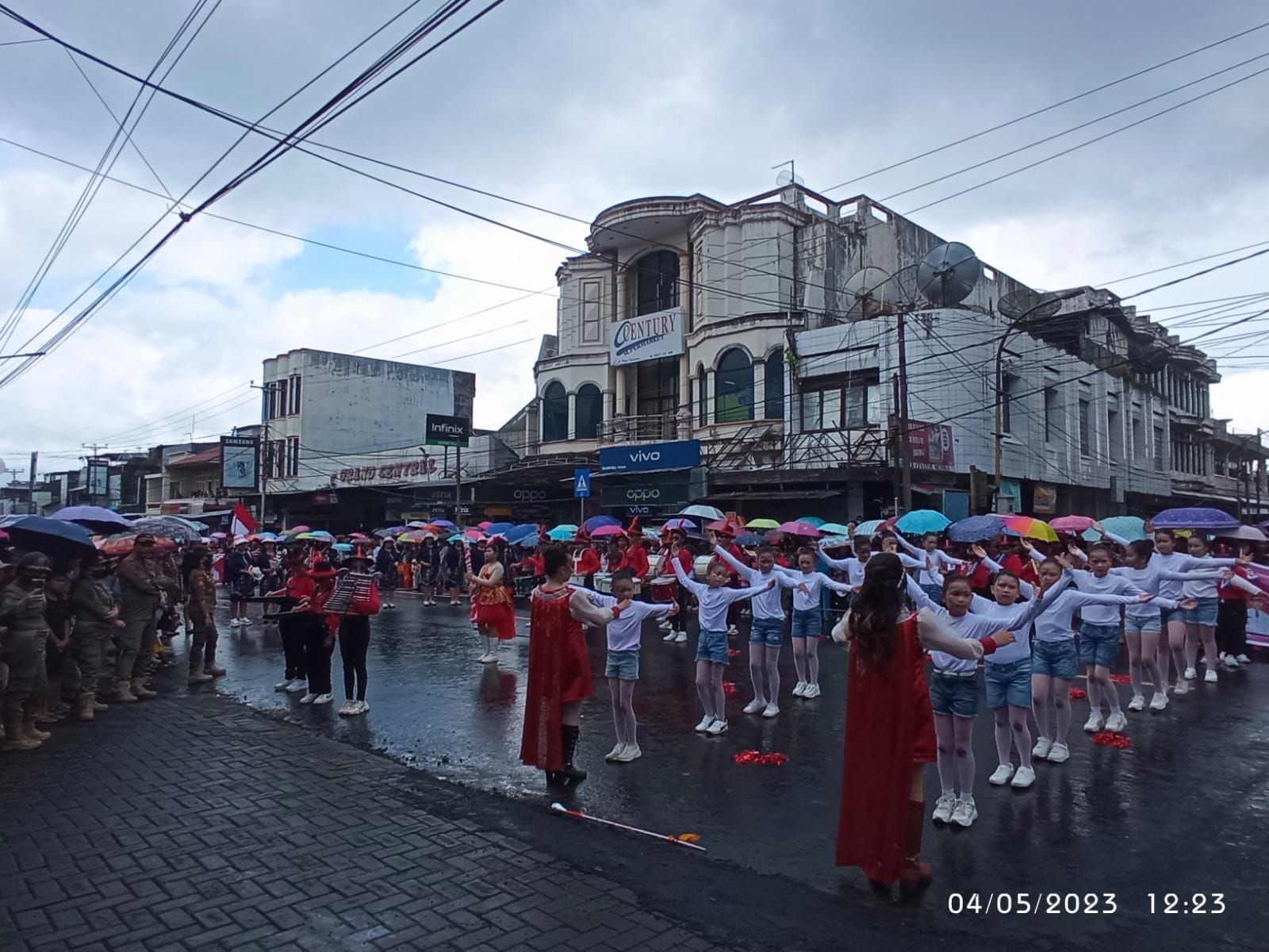 Tomohon Diguyur Hujan, Peserta Marching Band Tetap Semangat