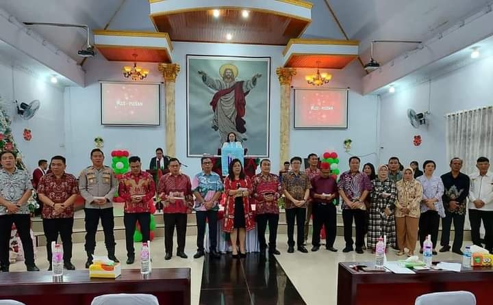 Walikota Didampingi Sekkot Manado Beribadah Jelang Natal di Gereja GMIM Hagios Singkil II