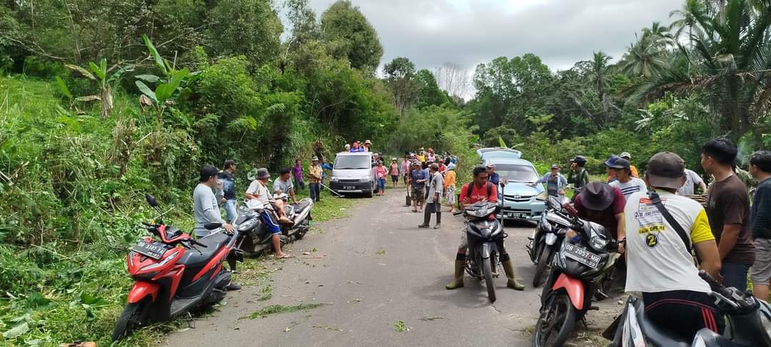 Pemdes dan Warga Desa Keroit Gelar Kerja Bakti Bersama di Ruas Jalan Penghubung Desa Keroit - Raanan Baru