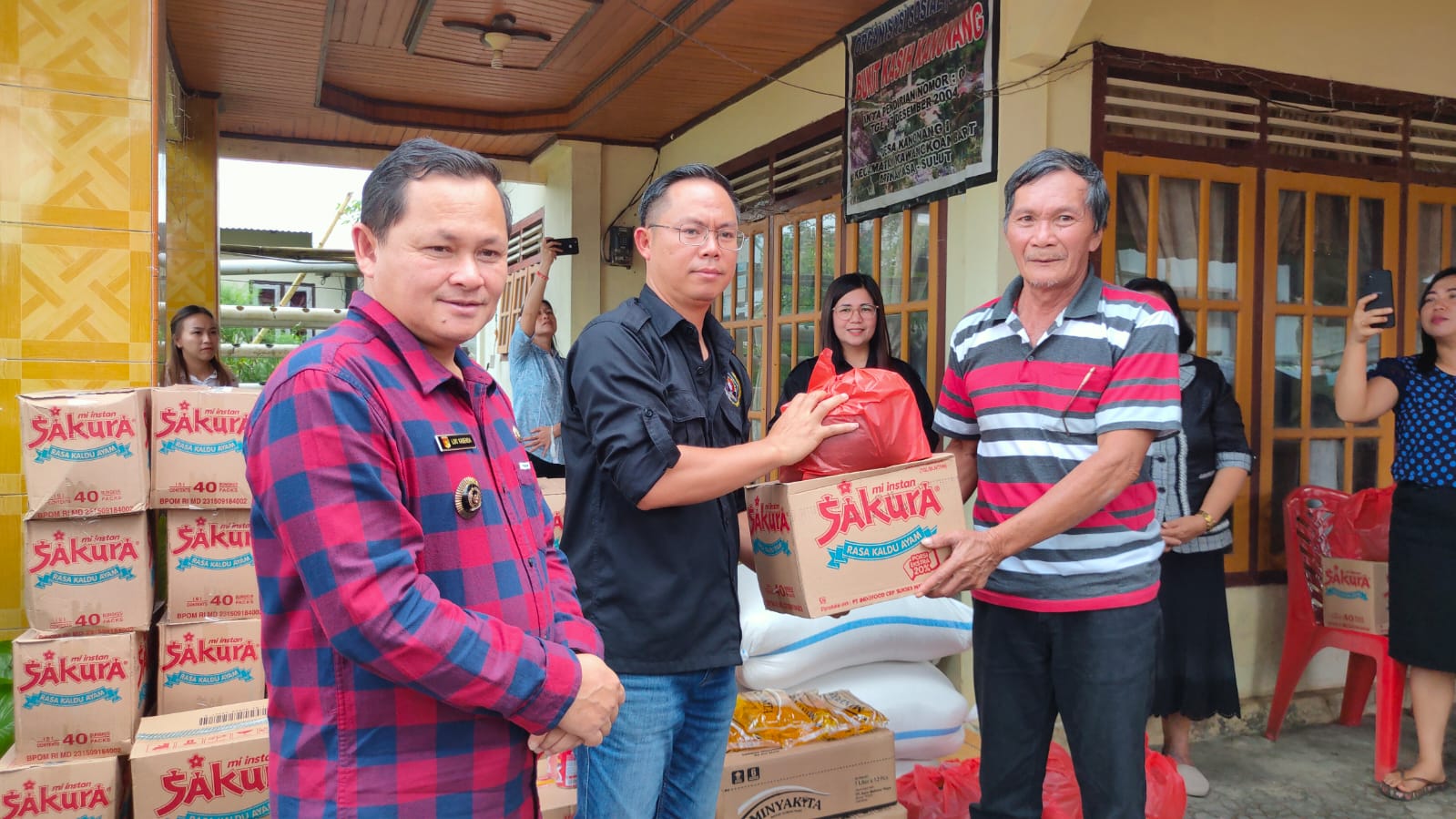 Peringati HPN 2023, PWI Minahasa Berbagi Kasih dengan Lansia Kanonang