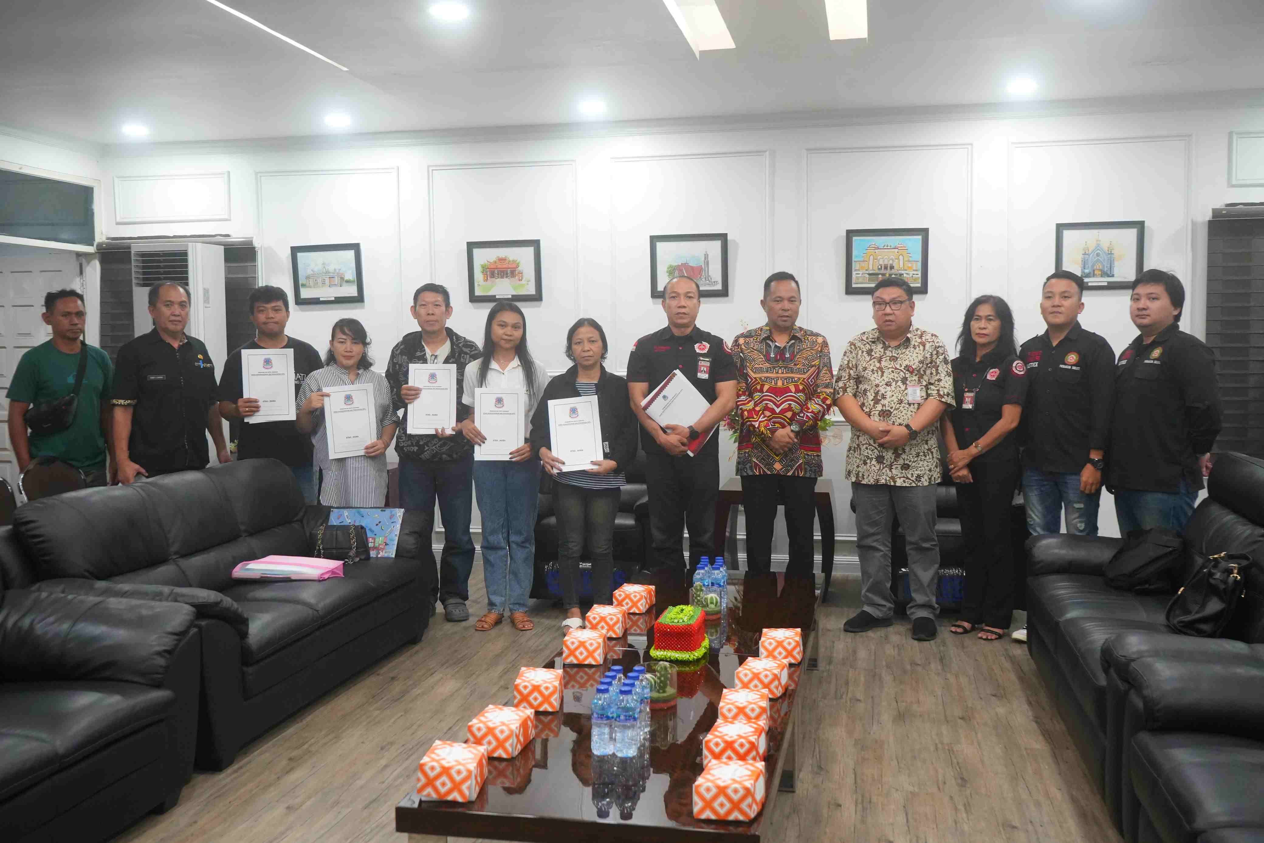 Wawali Manado Serahkan 8 Putusan Pengadilan, Warga Terbantukan Peroleh Dokumen 