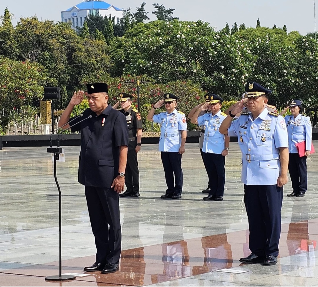 Gubernur Olly Ziarah di Makam Gubernur Tumbelaka, Lasut dan Ketua DPA Baramuli
