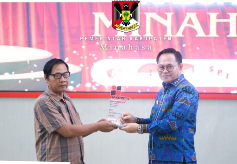Penjabat Bupati Minahasa Terima Penghargaan Desa Anti Pungli dan Korupsi